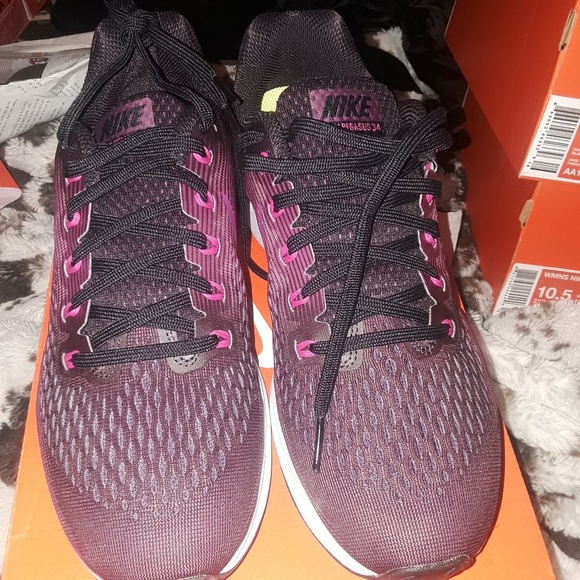 Gym shoes - Picture 1 of 3